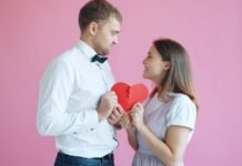 Romance Scam: Cómo las Estafas Románticas se Convierten en Redes de Blanqueo Internacional Couple holding a broken heart on pink background