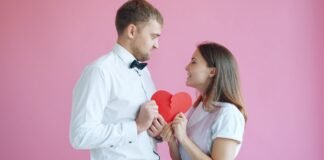 Romance Scam: Cómo las Estafas Románticas se Convierten en Redes de Blanqueo Internacional Couple holding a broken heart on pink background