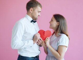 Romance Scam: Cómo las Estafas Románticas se Convierten en Redes de Blanqueo Internacional Couple holding a broken heart on pink background