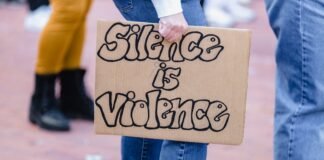 Las denuncias por violencia de género en las fuerzas de seguridad: Un problema institucional que requiere respuestas person holding i love you printed paper