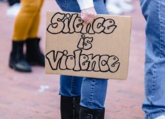 Las denuncias por violencia de género en las fuerzas de seguridad: Un problema institucional que requiere respuestas person holding i love you printed paper