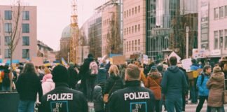 Organizaciones ciudadanas denuncian presunta administración desleal en la gestión de la SVAV a group of police officers walking down a street