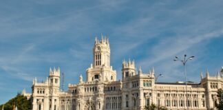 Madrid se consolida como hub tecnológico europeo con nuevas inversiones empresariales a large white building with a clock tower