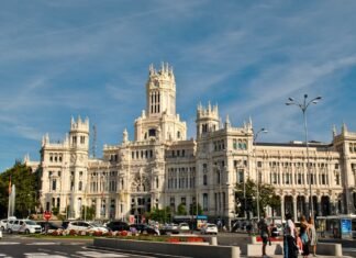 Madrid se consolida como hub tecnológico europeo con nuevas inversiones empresariales a large white building with a clock tower