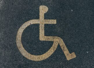 La Liga F revoluciona la accesibilidad del fútbol femenino con más partidos gratuitos a handicap sign painted on the ground