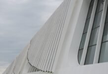 La arquitectura republicana silenciada: cuando el régimen franquista borró del mapa a los visionarios del diseño moderno a large white building with a clock on it's side