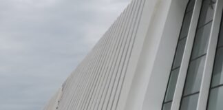 La arquitectura republicana silenciada: cuando el régimen franquista borró del mapa a los visionarios del diseño moderno a large white building with a clock on it's side