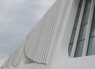 La arquitectura republicana silenciada: cuando el régimen franquista borró del mapa a los visionarios del diseño moderno a large white building with a clock on it's side