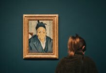 El arte de envejecer bien: cómo las relaciones sociales influyen en nuestra longevidad person standing near Old Women of Arles painting by Gauguin