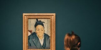 El arte de envejecer bien: cómo las relaciones sociales influyen en nuestra longevidad person standing near Old Women of Arles painting by Gauguin