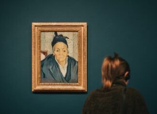 El arte de envejecer bien: cómo las relaciones sociales influyen en nuestra longevidad person standing near Old Women of Arles painting by Gauguin