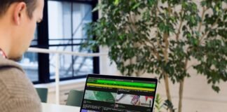 Kanjo Emotion: La Startup Asturiana que Revoluciona la Inteligencia Emocional Digital A man sitting at a desk using a laptop computer