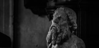 La filosofía de continuidad de Scariolo tras la derrota: cuando el proceso importa más que el resultado a black and white photo of a statue of a man