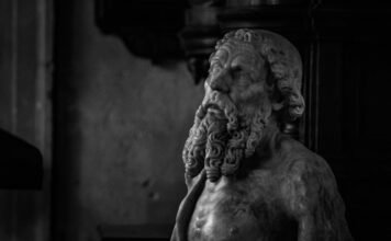 La filosofía de continuidad de Scariolo tras la derrota: cuando el proceso importa más que el resultado a black and white photo of a statue of a man