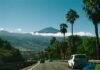 Tenerife se consolida como el nuevo Hollywood del Atlántico con récords históricos en producción audiovisual A car driving down a road with a mountain in the background