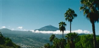Tenerife se consolida como el nuevo Hollywood del Atlántico con récords históricos en producción audiovisual A car driving down a road with a mountain in the background