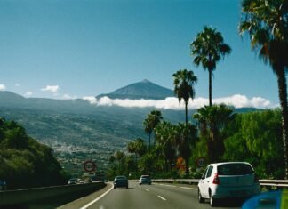Tenerife se consolida como el nuevo Hollywood del Atlántico con récords históricos en producción audiovisual A car driving down a road with a mountain in the background