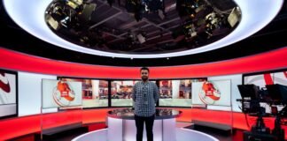 La revolución digital de los centenarios: cuando la longevidad abraza la tecnología woman in black and white checkered dress shirt standing on white round table