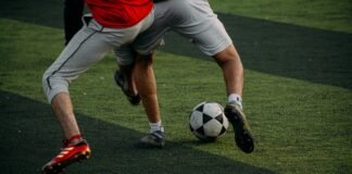 Las estrategias nutricionales de los futbolistas de élite: entre la ciencia y la personalización two men are playing soccer on a field