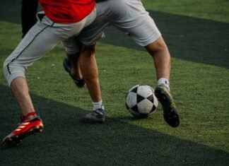 Las estrategias nutricionales de los futbolistas de élite: entre la ciencia y la personalización two men are playing soccer on a field