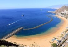 Canarias se consolida como el nuevo Hollywood español con un crecimiento audiovisual sin precedentes An aerial view of a beach with a boat in the water