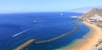 Canarias se consolida como el nuevo Hollywood español con un crecimiento audiovisual sin precedentes An aerial view of a beach with a boat in the water