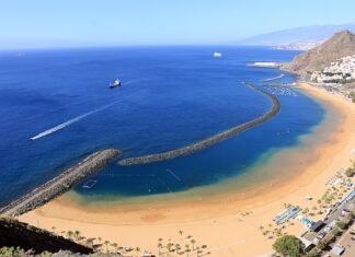 Canarias se consolida como el nuevo Hollywood español con un crecimiento audiovisual sin precedentes An aerial view of a beach with a boat in the water