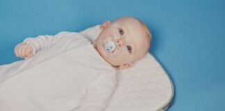 El Polémico Legado de Infantino: Cómo la FIFA Estrechó Lazos con Estados Unidos baby in white onesie lying on bed