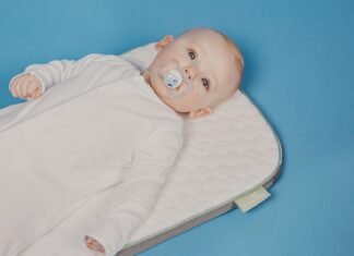 El Polémico Legado de Infantino: Cómo la FIFA Estrechó Lazos con Estados Unidos baby in white onesie lying on bed