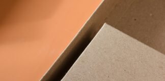 El sector del packaging flexible experimenta un crecimiento sostenido impulsado por la demanda industrial an open cardboard box sitting on top of a table