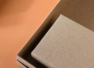 El sector del packaging flexible experimenta un crecimiento sostenido impulsado por la demanda industrial an open cardboard box sitting on top of a table