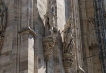 Las mantis religiosas gigantes colonizazan España: una nueva realidad entomológica en la Península Ibérica a building with statues on the side