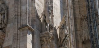 Las mantis religiosas gigantes colonizazan España: una nueva realidad entomológica en la Península Ibérica a building with statues on the side