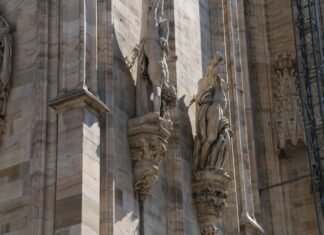 Las mantis religiosas gigantes colonizazan España: una nueva realidad entomológica en la Península Ibérica a building with statues on the side