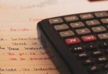 Estrategias para reducir la factura eléctrica ante el alza de precios energéticos a calculator sitting on top of a piece of paper