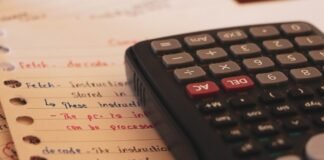 Estrategias para reducir la factura eléctrica ante el alza de precios energéticos a calculator sitting on top of a piece of paper