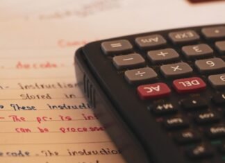 Estrategias para reducir la factura eléctrica ante el alza de precios energéticos a calculator sitting on top of a piece of paper