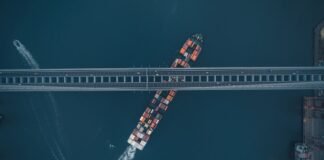 La Nueva Era de las Infraestructuras Críticas: Resiliencia y Adaptación ante los Desafíos del Siglo XXI high angle photo of red and white building