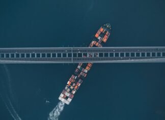 La Nueva Era de las Infraestructuras Críticas: Resiliencia y Adaptación ante los Desafíos del Siglo XXI high angle photo of red and white building