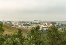 El panorama político andaluz se reconfigura: PP mantiene ventaja pero pierde hegemonía absoluta a view of a small town from a hill