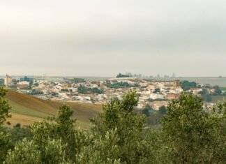 El panorama político andaluz se reconfigura: PP mantiene ventaja pero pierde hegemonía absoluta a view of a small town from a hill