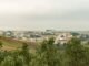 El panorama político andaluz se reconfigura: PP mantiene ventaja pero pierde hegemonía absoluta a view of a small town from a hill