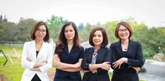 El liderazgo empresarial femenino impulsa la transformación económica de Andalucía a group of women posing for a photo