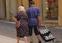 El sistema de pensiones español alcanza cifras históricas: desafíos y oportunidades en el horizonte demográfico man and woman walking on street with stroller