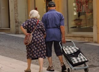 El sistema de pensiones español alcanza cifras históricas: desafíos y oportunidades en el horizonte demográfico man and woman walking on street with stroller
