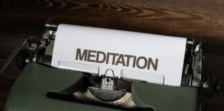 Las operaciones mediáticas contra la oposición: cuando la política se convierte en espectáculo a typewriter on a table