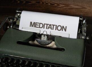 Las operaciones mediáticas contra la oposición: cuando la política se convierte en espectáculo a typewriter on a table