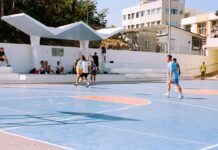 Athletic Club tropieza en Vallecas y ve peligrar su sueño europeo People playing basketball on an outdoor court.
