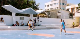 Athletic Club tropieza en Vallecas y ve peligrar su sueño europeo People playing basketball on an outdoor court.