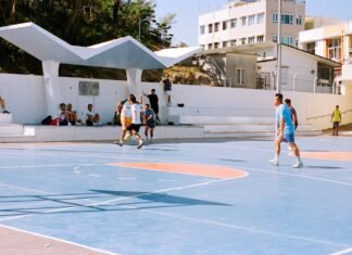 Athletic Club tropieza en Vallecas y ve peligrar su sueño europeo People playing basketball on an outdoor court.